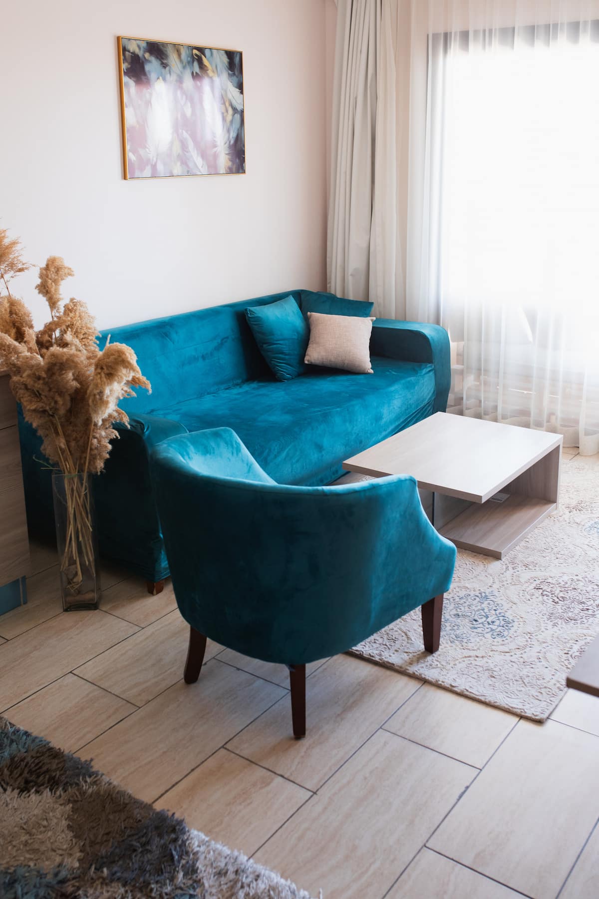 Wohnzimmer mit Petrol-Sofa