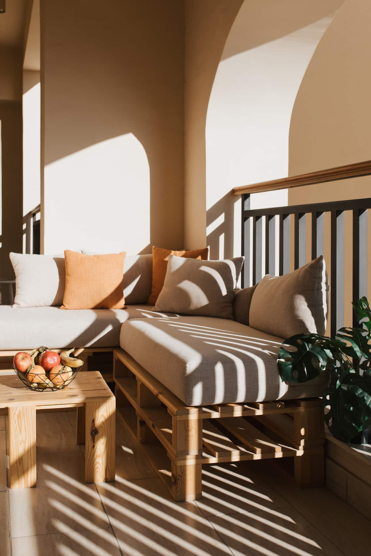 Balkon-Lounge im Abendlicht — Aldau Heights Sunny Stay