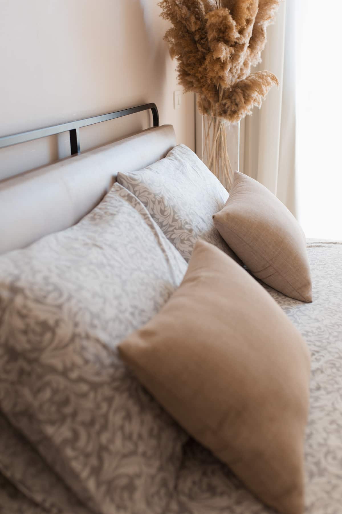 Bett-Detail mit Pampasgras