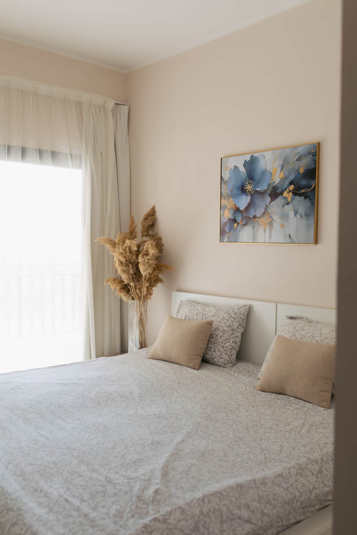 Schlafzimmer mit Blumenbild — Aldau Heights Longterm