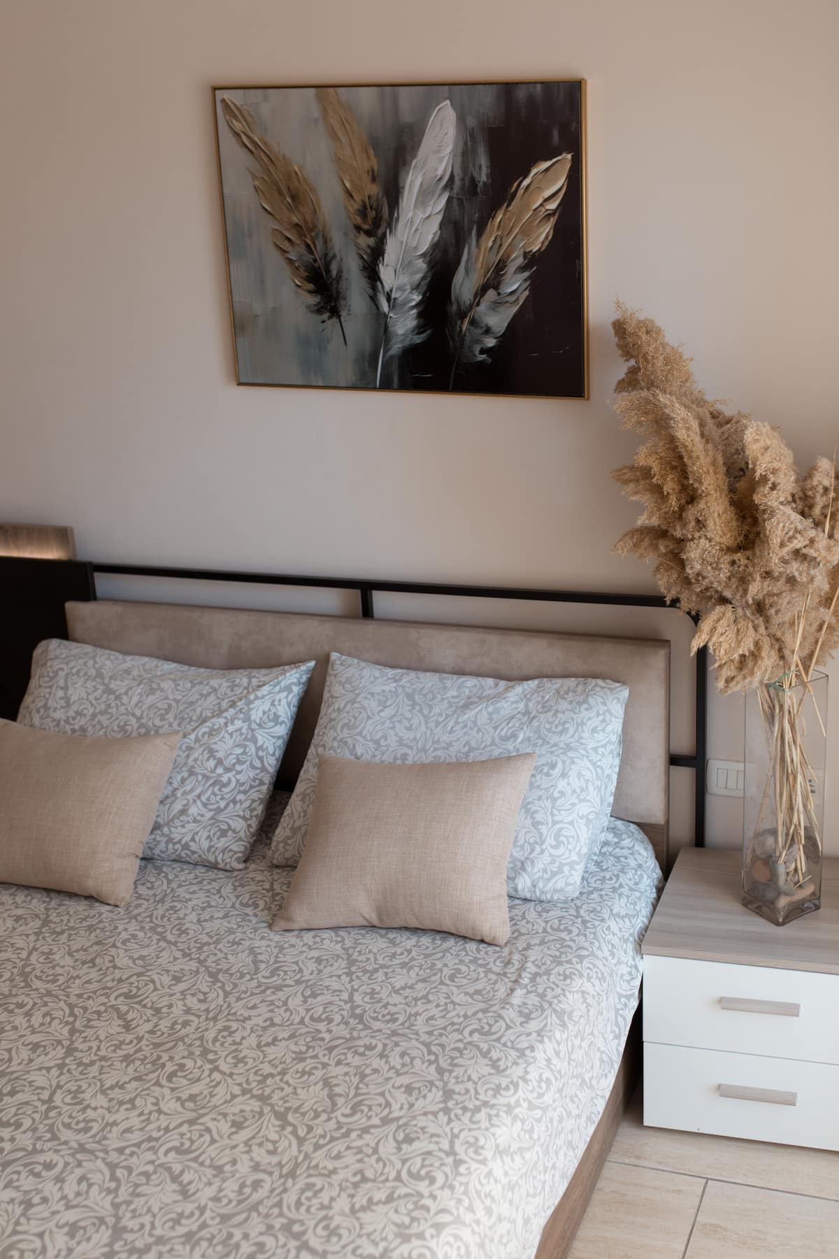 Schlafzimmer mit Federbild — neues Apartment