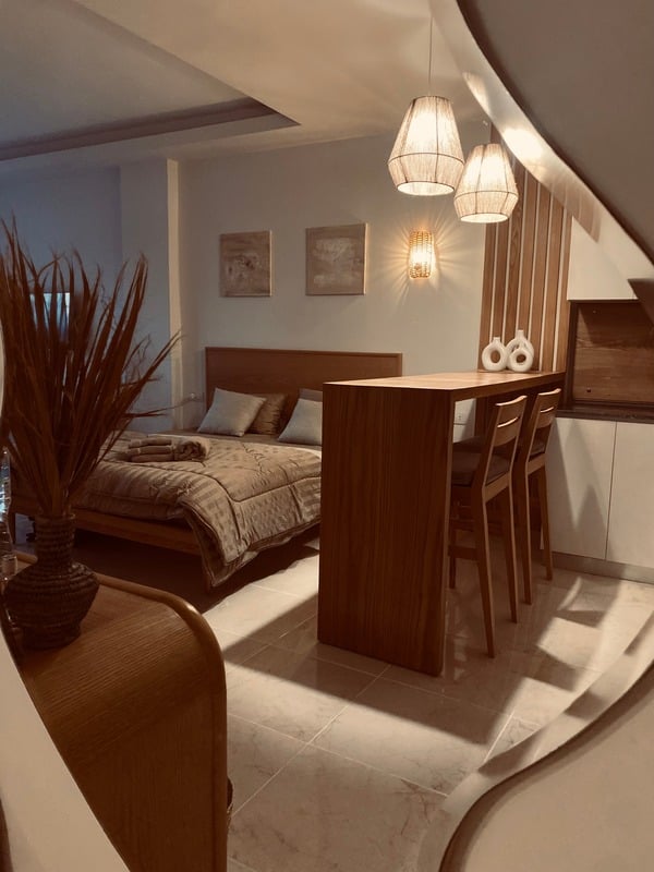 Studio mit warmem Holz und Boho-Leuchten — Selena Bay, El Gouna